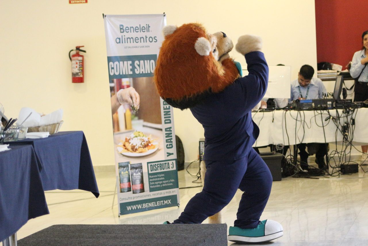 Leoneleit presentando el evento.